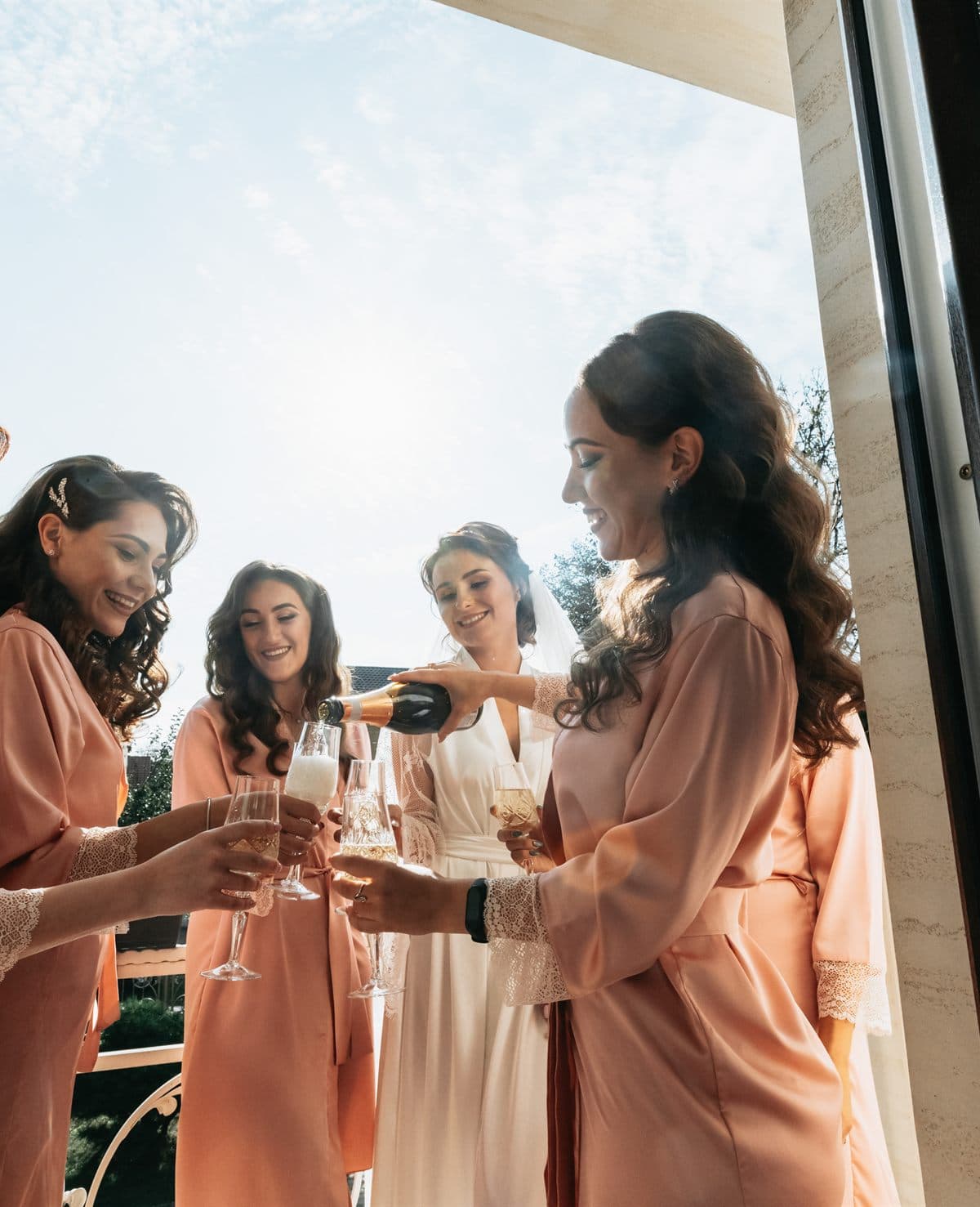 Damas de honor brindando con champán antes de la ceremonia