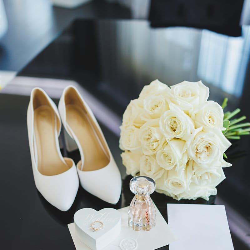 Zapatos de novia junto al ramo