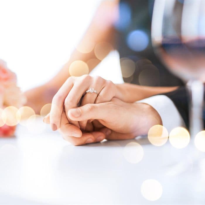 Manos de los novios brindando durante la celebración