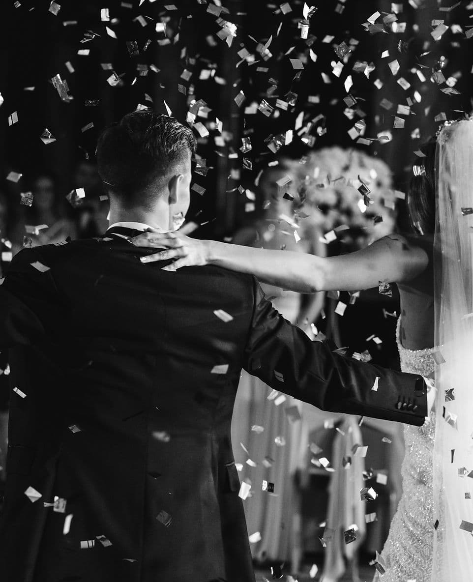 Novios abrazados entre una lluvia de confeti